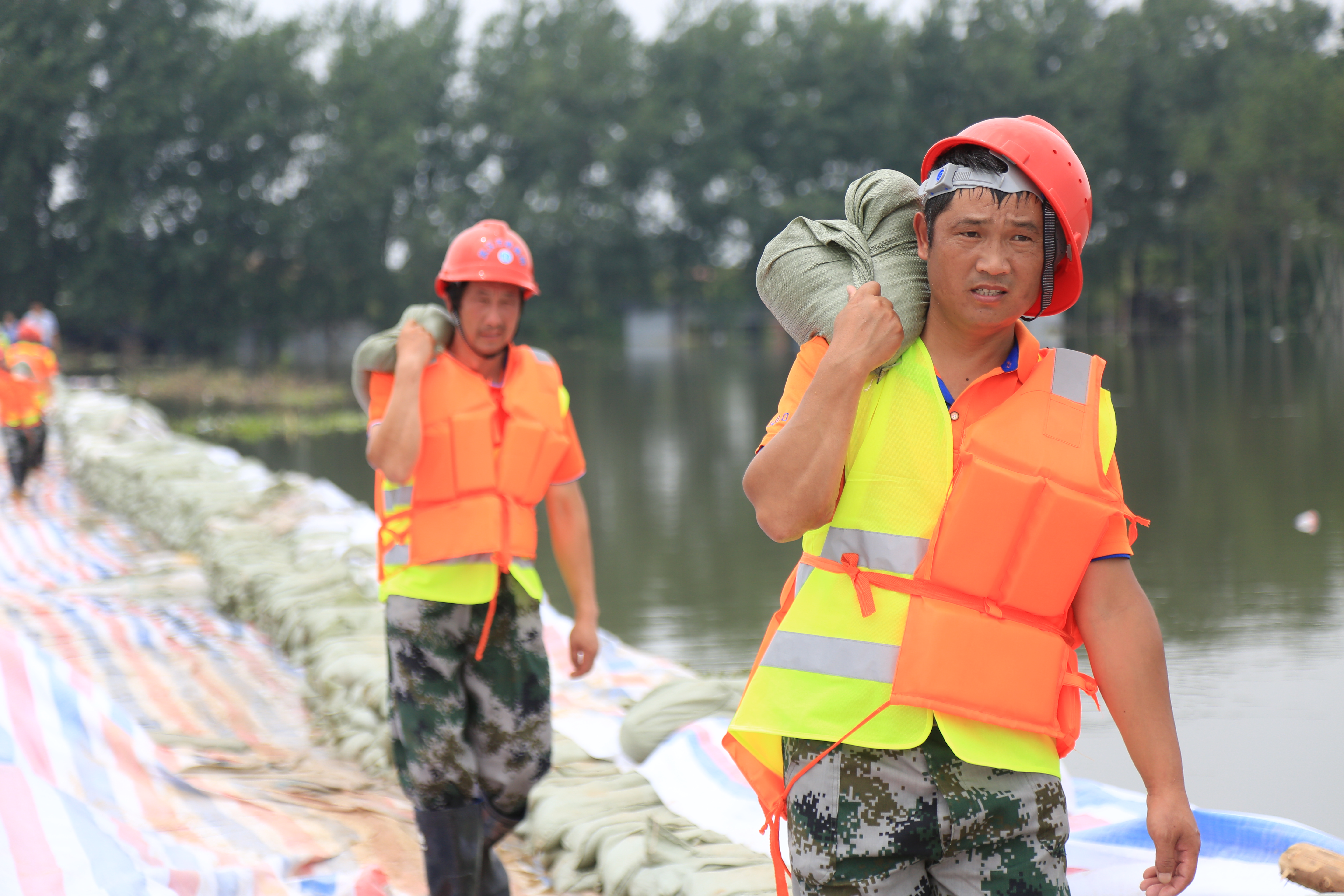 【童家湖搶險】32度高溫下的突擊隊員兩小時筑高堤壩20公分，隊員們?nèi)砗谷缬晗?JPG