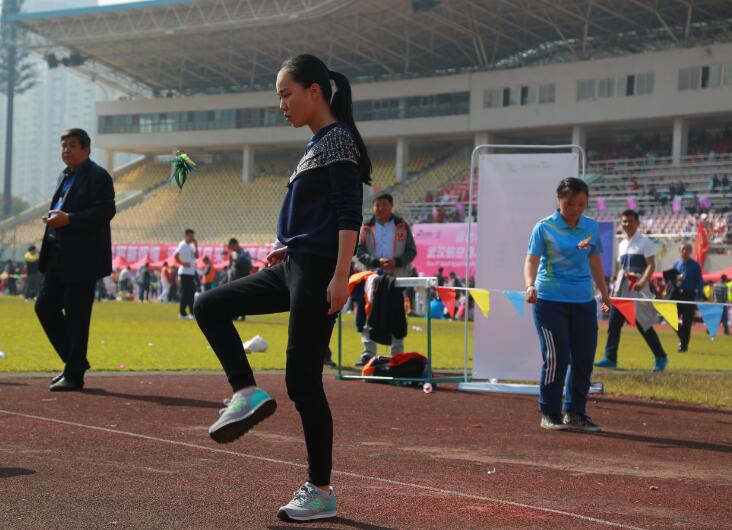 40踢毽子運(yùn)動隨性便利.jpg